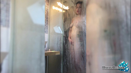 Dayana Ice: 天然のおっぱい女の子ジャークオフにシャワー