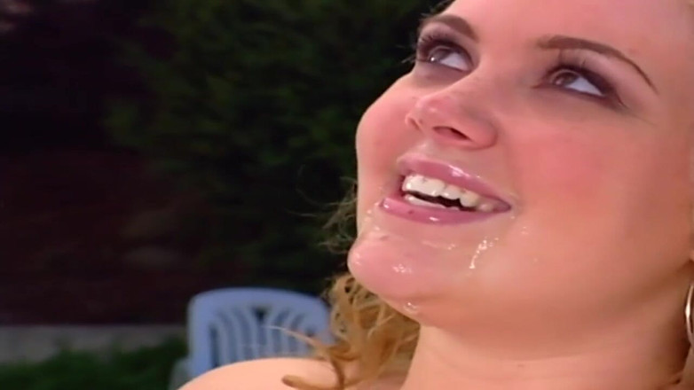 VintageXMovies: Heiße 20-jährige blondine wird im pool gefickt und bekommt ihren mund...