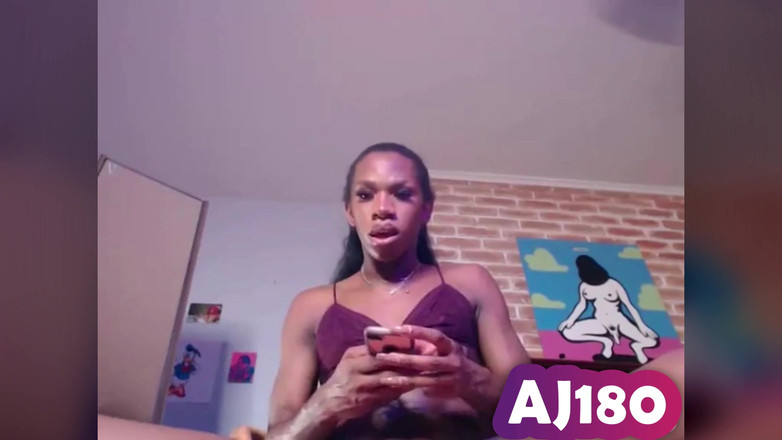 AJ180: Aj180 zuigt zichzelf en streelt haar geaderde zwarte lul in...