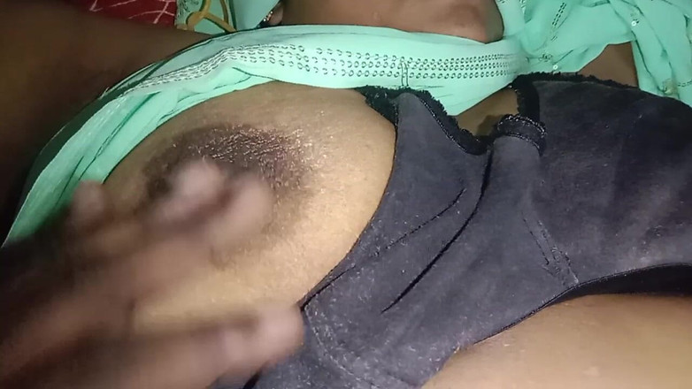 Tamil Anti Uma: . मैं अपनी आंटी के घर गया और वह साड़ी में इतनी खूबसूरत थी कि मैंने उसके स्तनों को उठा लिया और उसके साथ सेक्स किया।