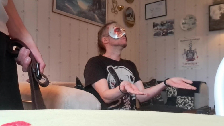 Oznob Oznofla: Amateurboy je bičována na ruce, chodidla a zadek