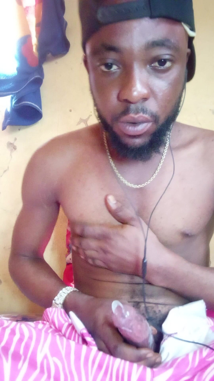 Bangwett: Je me touche en regardant du porno