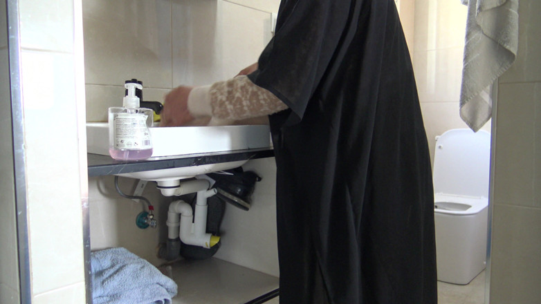Souzan Halabi: Matură sexy arabă lesbiană în voal hijabi își spală pizda strâmtă a...