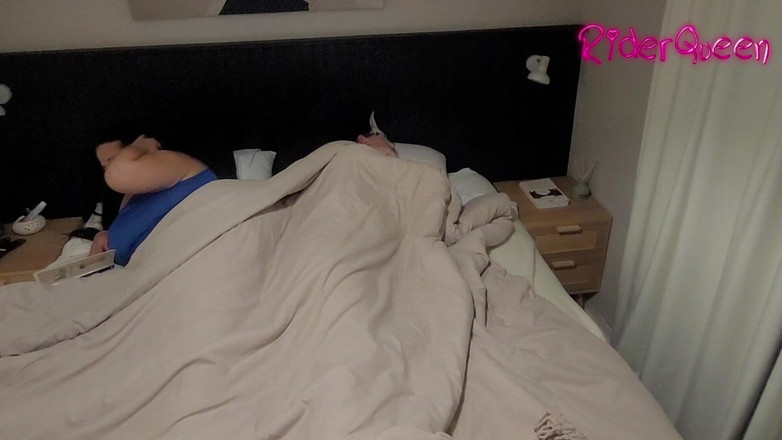 Riderqueen: Üvey anne yatak üvey oğlunu paylaşıyor - hayranlar orta yaşlı seksi iri...