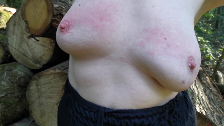Bouncy Tits Action: Tetek dalam pakaian hitam - menampar di luar rumah