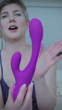 Unboxing, Review and Use of the Flappying Vibrator by Paloqueth - Housewife Ginger