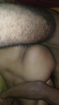 Une femme indienne sexy se fait baiser par son mari, meilleur ami, hindi