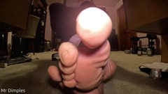 Mr Dimples: ゲーム中は私の足を崇拝してください!