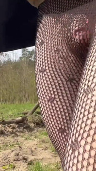 Je marche dans le parc en bas résille. Des inconnus me regardent
