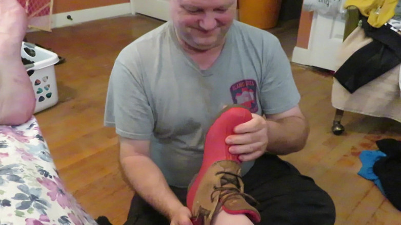 BBW nurse Vicki adventures with friends: Ik laat mijn slaaf mijn stinkende rubberen tuinlaarzen ruiken