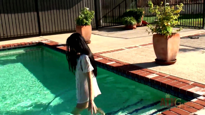 ATKIngdom Fans: Beauty babe enjoys on swimming pool