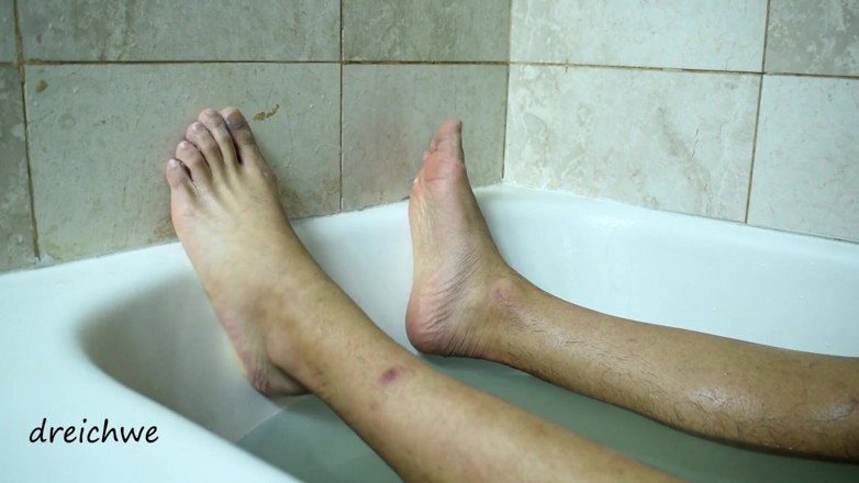 Dreichwe: Füße warm in einer badewanne mit seife