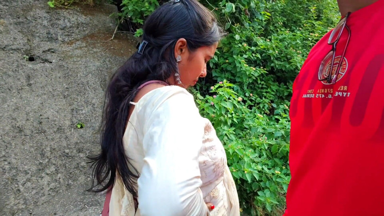 Premi pooja: Área da floresta- turister, lugar desconhecido, garota desconhecida me chamou...