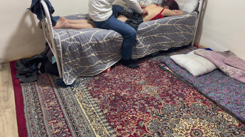 Roben: Dva milenci, kteří přišli unavení z cesty, odpočívají u sexu