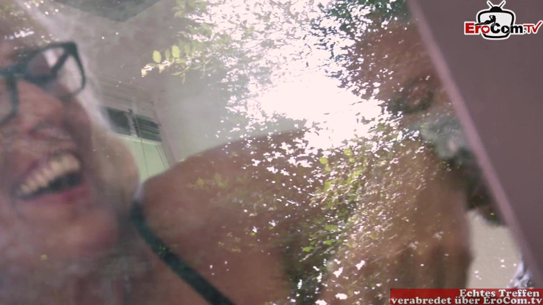 EroCom: Blond milf w bieliźnie podnosi dozorcę