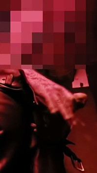 Grosse éjaculation après avoir fait une sortie dans la chambre noire