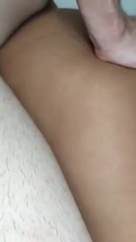 把我的大鸡巴滑进了我烦人的年轻继妹里