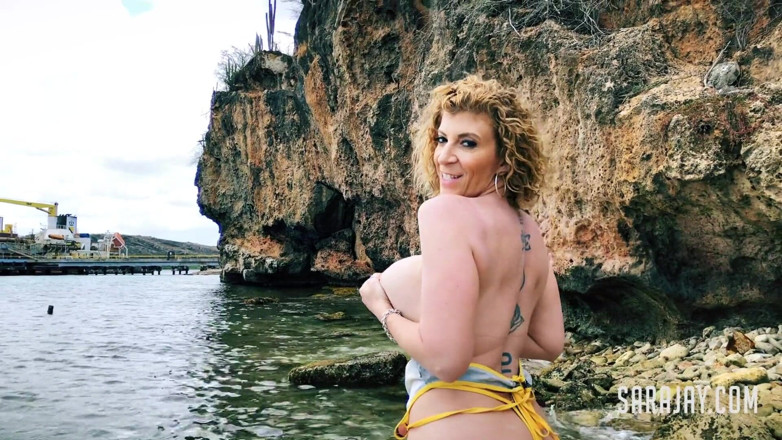 Sara Jay: Pantat Besar Pulau Sara Jay