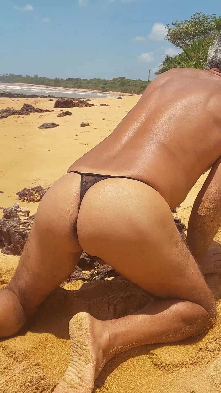 Ladysilvas: Ladysilva im höschen am strand, was für ein heißer arsch