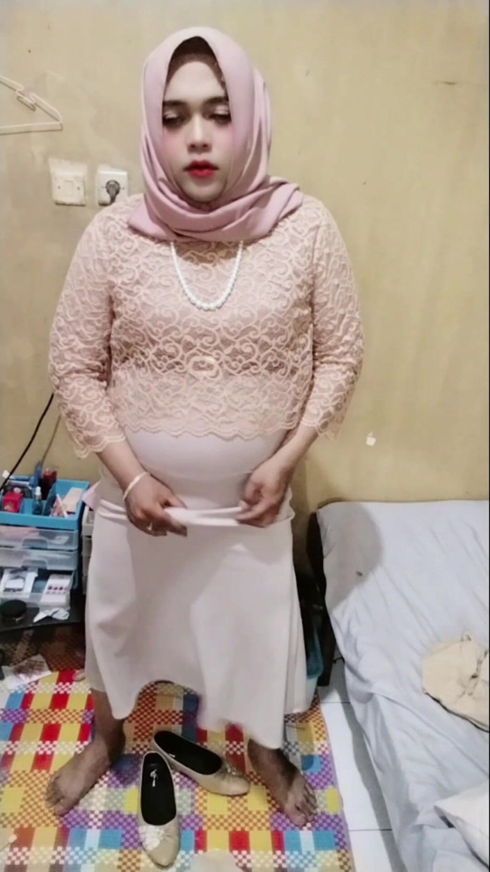 Ivvy Crossdresser: Tesettürlü travesti ivvy boşalana kadar mastürbasyon yapıyor