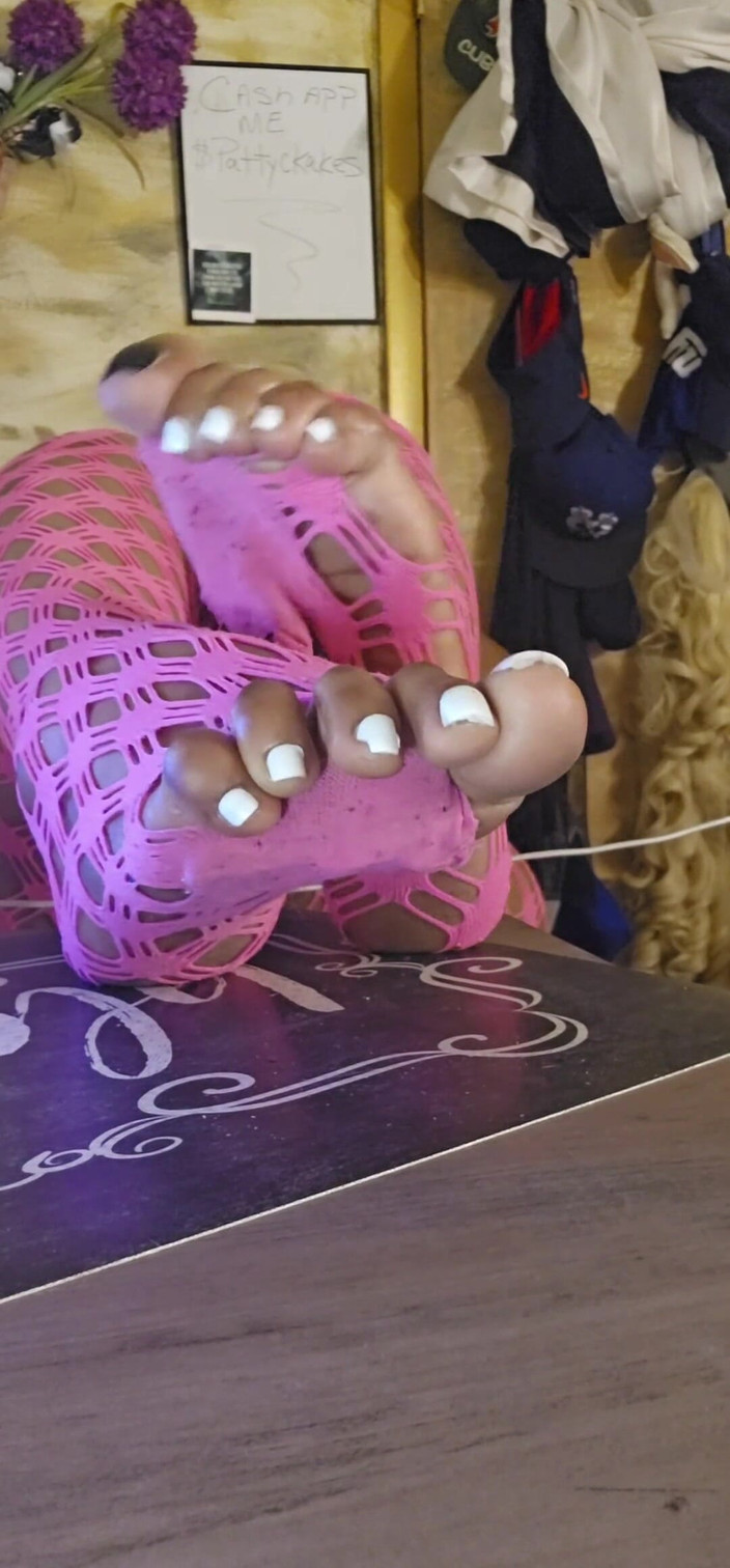 Pattykakes: Vratící se špinavé prsty v růžových síťovaných punčochách