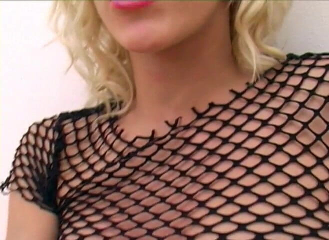 Hot Girlz: Sarışın Harlot seks oyuncağını kullanarak amını boşaltıyor