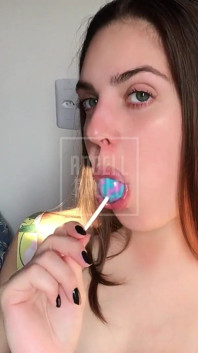 ISTRUZIONI PER | Calda bionda con la figa perfetta succhia lecca-lecca e si masturba mentre guida la sua sega