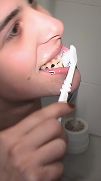 Louisa lavando os dentes com porra e mijo