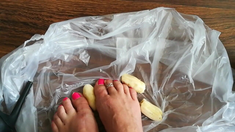Lady Daniela -: Mis pies divinos aplastan una banana