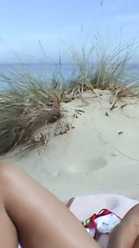 Rubia amateur Lucy se pone pervertida en las dunas