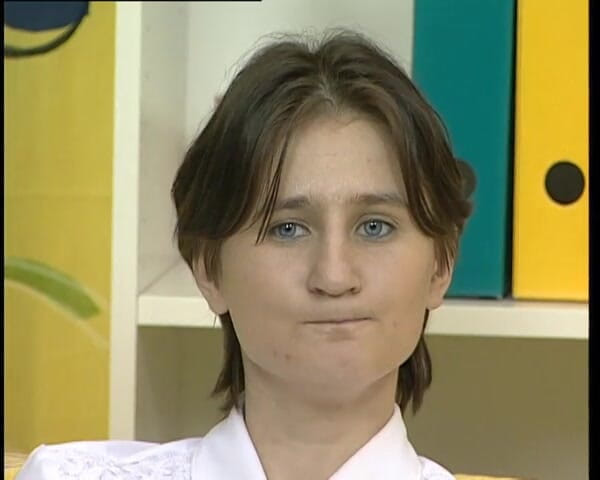 YOUR FIRST PORN: Carolina fingert Ihre Busch - пизда - Кароліна пестить пальцями її пизду
