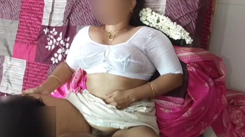 Black & white desicat: Oszukiwanie Desi Bhabhi w mokrej białej bluzce cycki odbijanie szybkie...