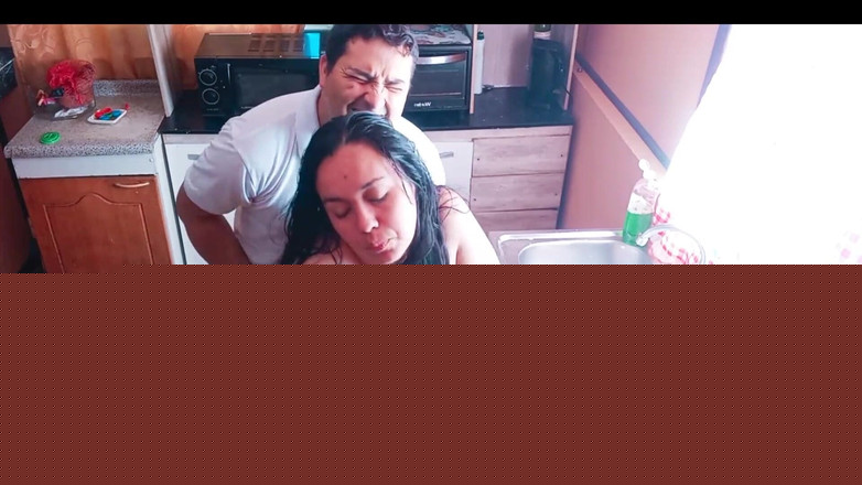 BBW Kelly Mom: 我和我继母的朋友在厨房里做爱，他来照顾我们