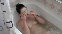 Anna Sky: Anna lagi asik mandi pakai timun