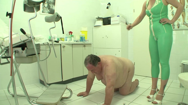German BDSM MMV: BDSM domina com seus escravos rebentando bolas e metendo