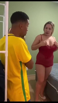 Ibu tiri nakal mengongkek kawan abang tirinya semasa permainan cawan dunia