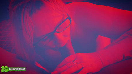 Lucky Luck XXX: Chica afortunada Brynn - luz roja especial en experiencia de mamada...