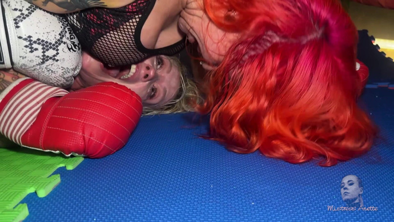 Cruel Anettes fetish world: Amber vs Minnie - boksen, worstelen
