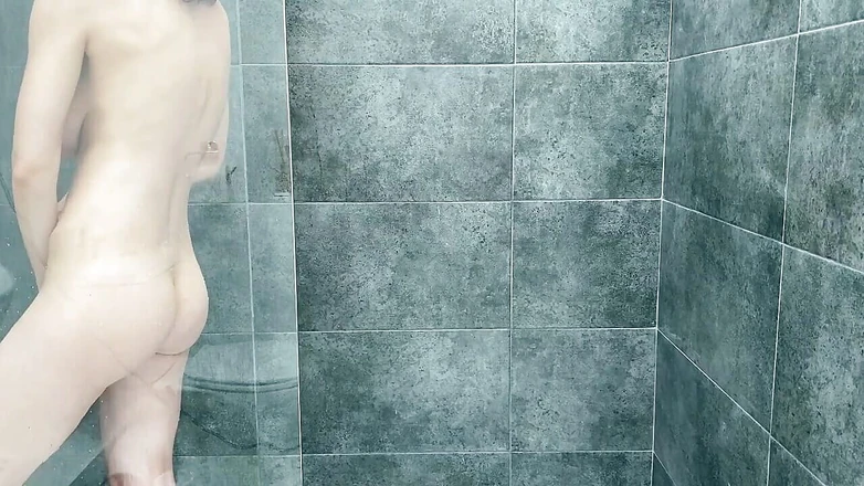 Kitty Kriss: Strong Orgasm in the Shower Using Showerhead