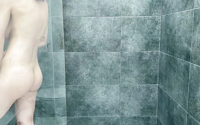 Kitty Kriss: Strong Orgasm in the Shower Using Showerhead