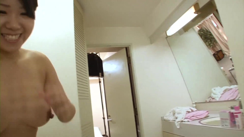 Asian Mature Climax: Linda asiática en un baño burbujeante