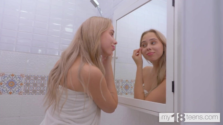 My 18 Teens: My18teens - fată drăguță cu un corp natural se joacă cu...