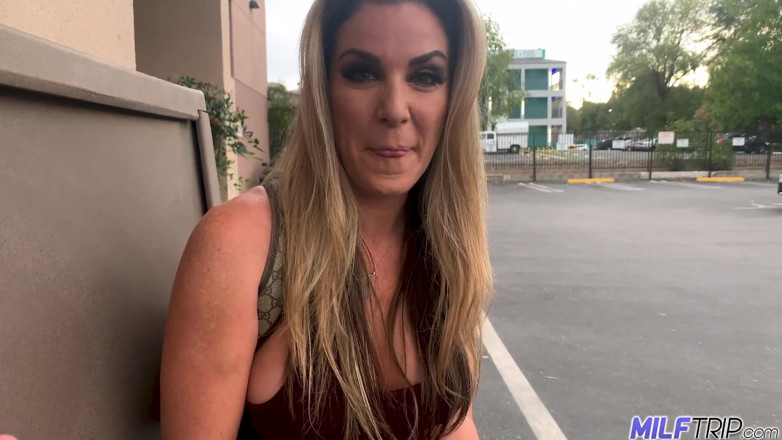 MILF Trip: Seksi orta yaşlı seksi kadın kayla paige soyunuyor ve yaramazlık...