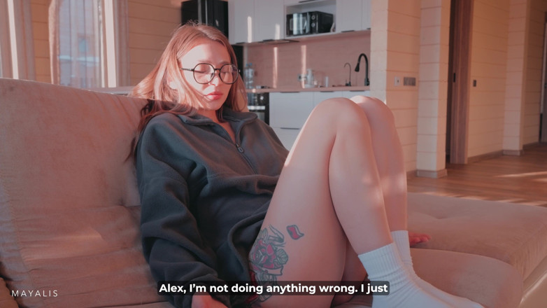 Lily Cute: Гарячий незнайомець стукає - вона дозволяє йому зігрітися!