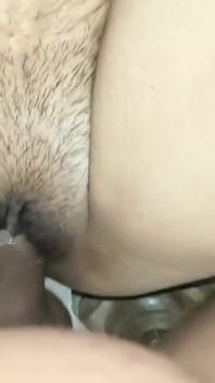 침실에 혼자 있는 배다른 여동생과의 근접 촬영 섹스