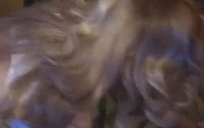 Hooters Entertainment: Prsatá blondýnka si bušila do zadku ze strany