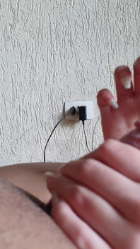 Podívejte se na moje dlouhé nehty, které si hrají s tímto šťavnatým ptákem, dokud se nevystříká, a Hraní s tlustou náloží taky