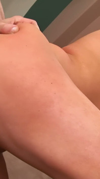Enormes tetas naturales milf follada en el sofá