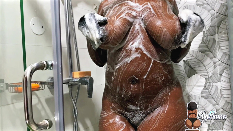 Afrocummy: Masturbación en el hospital y paja mientras extraños miran