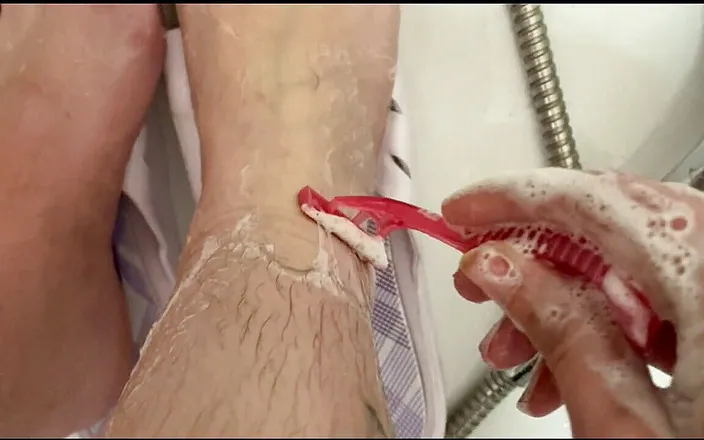 Cuteblonde666: foot fetish hairy legs shaving